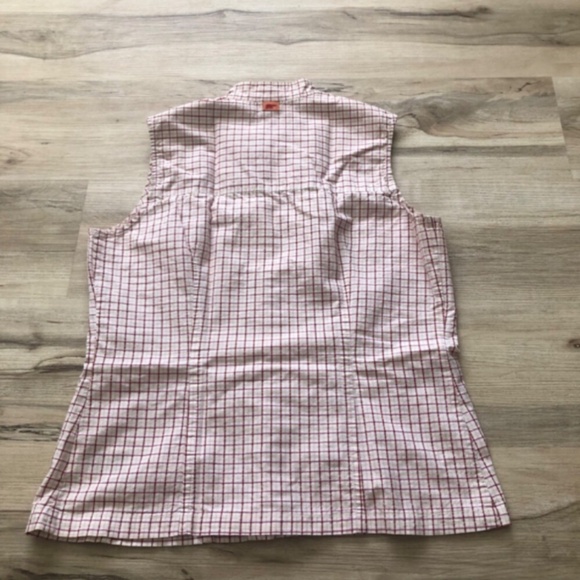MASSIVE $10 SALE Sleeveless Sorel Button Up Top - Picture 4 of 6